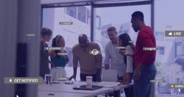 Sosyal medya simgelerinin, çeşitli meslektaşların ofiste toplanmasıyla ilgili mesajlarla canlandırılması. Küresel sosyal medya, iş ve dijital arayüz kavramı dijital olarak oluşturulmuş video.