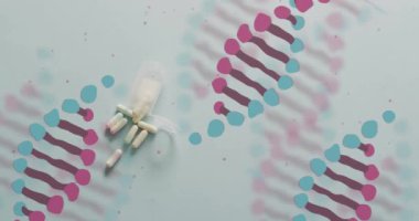 Beyaz arka plandaki hapların üzerine pembe ve mavi DNA iplikçiklerinin canlandırılması. Tıbbi hizmetler, araştırma, ilaç ve sağlık hizmetleri, dijital olarak üretilen video.