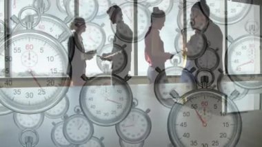 Ofiste iş tartışan çeşitli meslektaşlar üzerinde saatleri hareket ettirme animasyonu. İş ve dijital arayüz kavramı dijital olarak oluşturulmuş video.