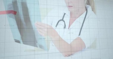 Kafkas kadın doktor üzerinde veri işleme animasyonu. Küresel tıp, bağlantılar, hesaplama ve veri işleme kavramı dijital olarak oluşturulmuş video.