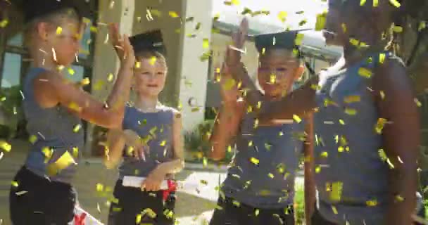 Анімація Золотої Конфетті Над Щасливими Різноманітними Школярами Дипломами Кидають Міномети — стокове відео