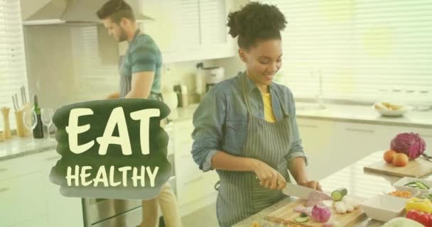 Animação Comer Texto Saudável Sobre Diversos Casais Preparando Refeição Saudável — Vídeo de Stock