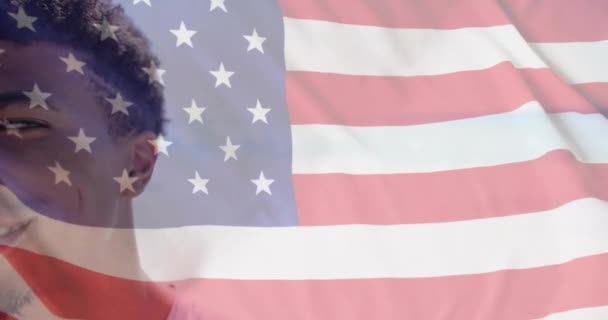 Animáció Amerikai Zászló Felett Fél Portré Boldog Biracial Férfi Mosolygott — Stock videók