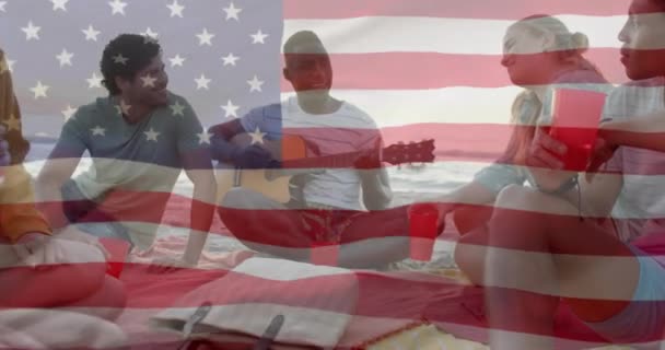 Animace Americké Vlajky Nad Šťastnými Různorodými Přáteli Hrající Kytaru Zpívající — Stock video