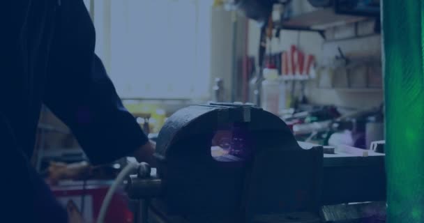 Animazione Testo Rosa Artigiano Caucasico Utilizzando Vizio Officina Artigianato Lavoro — Video Stock