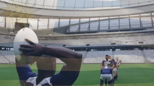 在非洲裔美国橄榄球运动员在体育场向球队撒球的过程中 乌鲁盖旗帜的动画化 乌拉圭籍 体育和竞赛 数码录像 — 图库视频影像