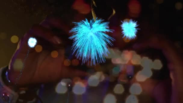 Animation Des Parteitextes Über Feuerwerk Und Kaukasischen Frauengesang Party Feier — Stockvideo