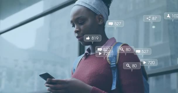 スマートフォンを使ったアフリカ系アメリカ人女性に対するメディアアイコンのアニメーション ソーシャルメディア ライフスタイル デジタルインターフェースのコンセプトデジタル生成ビデオ — ストック動画