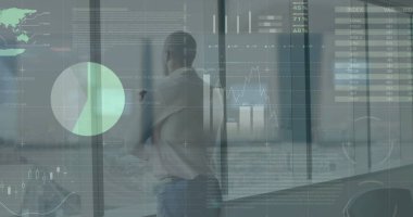 Pencereden bakan Afro-Amerikan iş adamının mali veri işleme görüntüsü. Küresel iş, finans, hesaplama ve dijital arayüz kavramı dijital olarak oluşturuldu.
