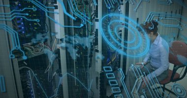 Kafkasyalı kadın bilgisayar sunucusu üzerinden tarama ve veri işleme görüntüsü. küresel hesaplama ve veri işleme kavramı dijital olarak oluşturulmuş resim.