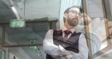 Ofiste pencereden bakan iş adamının üstünde dizüstü bilgisayar kullanan eller. iş ve iletişim teknolojisi kavramı dijital olarak oluşturulmuş görüntü.