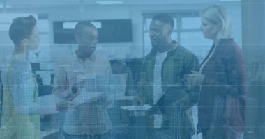 Telefon kulaklığı kullanan çeşitli iş adamlarının veri işleme görüntüsü. Küresel iş bağlantıları ve veri işleme kavramı dijital olarak oluşturulmuş görüntü.