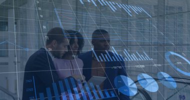 Çeşitli iş adamlarının konuştuğu mali verilerin ve grafiklerin görüntüsü. ticari, finans, ekonomi ve teknoloji konsepti dijital olarak oluşturulmuş imaj.