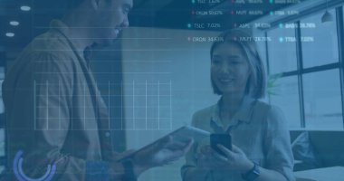 Ofisteki çeşitli iş adamlarıyla ilgili finansal veri işleme resmi. Küresel finans, iş, bağlantılar, hesaplama ve veri işleme kavramı dijital olarak oluşturuldu.