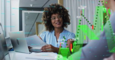 Çeşitli iş adamlarının konuştuğu veri işleme görüntüsü. Sosyal medya ve iletişim arayüzü kavramı dijital olarak oluşturulmuş görüntü.