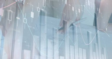 Grafikler ön planda hareket ederken, bir takımın fikirleri tartışan dijital bileşimi 