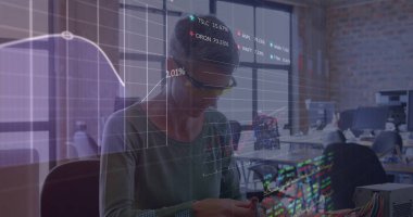 Kafkasyalı kadın mühendis üzerinde çalışan borsa verileri işleniyor. Küresel finans ve mimari mühendislik teknolojisi kavramı