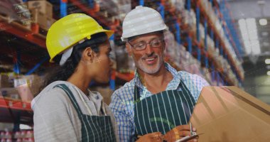 Depoda çalışanların veri işleme görüntüsü. küresel sevkiyat, dağıtım ve bağlantılar konsepti dijital olarak oluşturuldu.