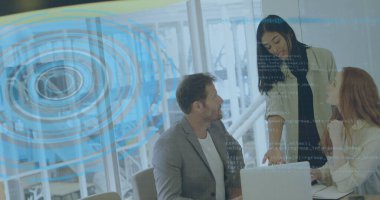 Çeşitli iş adamları üzerinde tarama ve veri işleme imgesi. Küresel iş, finans ve dijital arayüz kavramı dijital olarak oluşturulmuş görüntü.