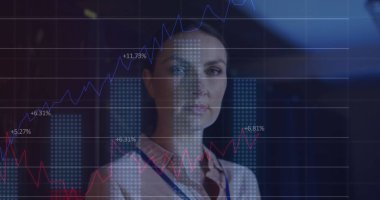 Tablet kontrol sunucularıyla beyaz kadın mühendis üzerinde veri işleme görüntüsü. veri işleme, bulut hesaplama konsepti ve teknoloji konsepti dijital olarak oluşturulmuş görüntü.