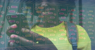 Akıllı telefonlu Afro-Amerikan kadın üzerinden online sohbet ve veri işleme görüntüsü. Küresel iş, finans, bulut hesaplama ve veri işleme kavramı dijital olarak oluşturuldu.