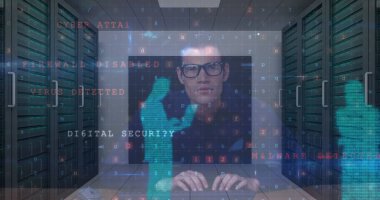 Erkek hackerlar ve bilgisayar sunucuları üzerinden siber saldırı uyarısı ve veri işleme görüntüleri. küresel çevrimiçi güvenlik, veri işleme ve dijital olarak oluşturulan siber suç kavramı.