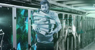 Bilgisayar sunucu odasında bir yığın dosya taşıyan sakallı adamın portresi üzerinde hareket eden moleküllerin, bağlantıların ve ışığın görüntüsü. Küresel dijital ağ konsepti dijital bileşimi.