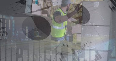 Beyaz teslimatçı adamın minibüsündeki depodaki kutuları istiflemesi hakkında istatistiksel veri işleme. lojistik ve ulaşım sektörü kavramı