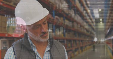 Depoda çalışan adamın veri işleme görüntüsü. küresel sevkiyat, dağıtım ve bağlantılar konsepti dijital olarak oluşturuldu.