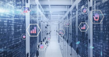 Veri sunucu raflarındaki ikili kodların üzerindeki birden fazla simge ve lens parlamalarının resmi. Dijital bileşik, çoklu pozlama, geri dönüşüm, zararlı, bilgisayar dili, veri merkezi ve teknoloji konsepti.