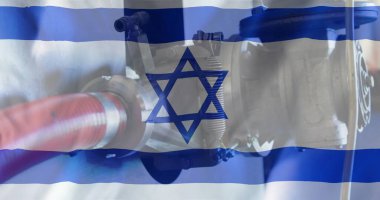 İsrail bayrağı üzerinde yağ pompası resmi. Filistin İsrail çatışması, finans, iş ve petrol endüstrisi kavramı dijital olarak oluşturuldu.