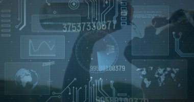 Beyaz adamın içme suyu üzerindeki dijital ekranda veri işleme görüntüsü. Etkin yaşam tarzı, iletişim ve teknoloji konsepti dijital olarak oluşturulmuş görüntü.