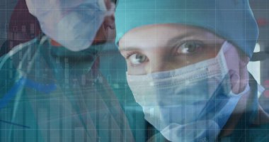 Beyaz kadın ve erkek cerrahlar üzerindeki finansal verilerin görüntüsü. Sağlık, ilaç, finans ve ekonomi konsepti dijital olarak oluşturulmuş imaj.