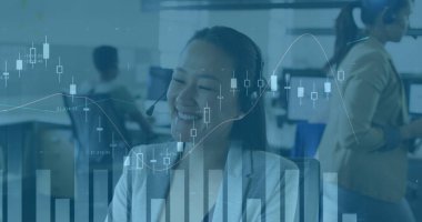 Ofisteki telefon kulaklığı kullanan Asyalı iş kadınının mali veri işleme görüntüsü. Küresel iş ve dijital arayüz kavramı dijital olarak oluşturulmuş görüntü.