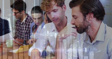 Çeşitli iş adamları üzerinde finansal veri işleme görüntüsü. küresel iş, finans, dijital arayüz ve bağlantılar konsepti dijital olarak oluşturulmuş görüntü.