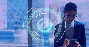 Ofiste akıllı telefon kullanan iş kadınlarına karşı neon yuvarlak tarayıcı. küresel iş ve bilgisayar arayüzü teknolojisi kavramı