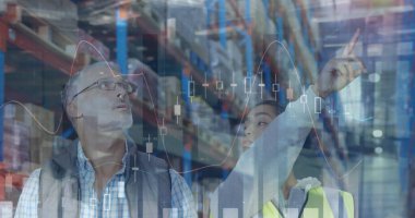 Depoda çalışan kadın ve erkeğin istatistik ve mali veri işleme görüntüsü. küresel gönderim ve bağlantılar konsepti dijital olarak oluşturulmuş görüntü.