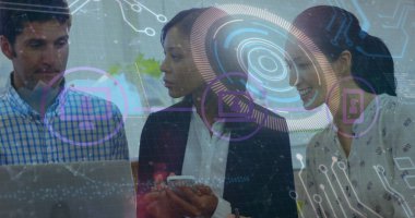 Çeşitli kadın ve erkek iş arkadaşları üzerinde dijital ekranda veri işleme görüntüsü. İş, veri işleme, dijital güvenlik, bağlantılar ve dijital olarak üretilen görüntü konsepti,