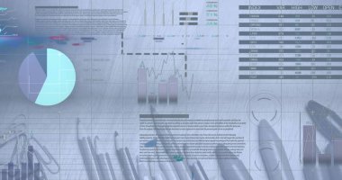 Beyaz kağıt üzerinde dijital bilgi arayüzü, kalemler, pastel boyalar ve raptiyeler. Dijital bileşik, çoklu pozlama, rapor, veritabanı, yatırım, eğitim, sanat ve teknoloji kavramı.