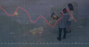 Ofisteki çeşitli iş arkadaşlarıyla ilgili finansal verilerin ve grafiklerin resmi. İş, finans, ekonomi ve işbirliği konsepti dijital olarak oluşturulmuş imaj.