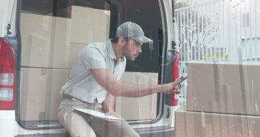 Beyaz teslimatçı hakkında istatistiksel veri işleme panoya yazı yazıp gülümsüyor. lojistik ve ulaşım sektörü kavramı