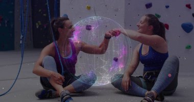 Duvara tırmanarak beyaz kadınların üzerinde veri işleme ve küre görüntüsü. Küresel spor, bilim, hesaplama, dijital arayüz ve veri işleme kavramı dijital olarak oluşturuldu.