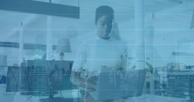 Ofisteki çeşitli iş adamları üzerinde finansal veri işleme ve şehir manzarası. Küresel iş ve dijital arayüz kavramı dijital olarak oluşturulmuş görüntü.