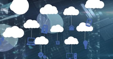 Siyah zemin üzerinde veri işleme simgeleri olan bulutların resmi. Küresel teknoloji, bilgisayar ve dijital arayüz kavramı dijital olarak oluşturulmuş görüntü.