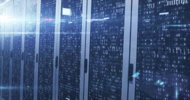 Boş bilgisayar sunucu odasına karşı matematiksel denklemlerin ve veri işlemenin resmi. İş veri depolama teknolojisi kavramı