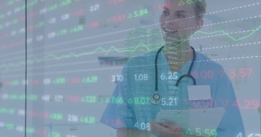 Kafkasyalı kadın doktor üzerinden veri işleme görüntüsü. Küresel tıp, teknoloji, veri işleme ve dijital arayüz kavramı dijital olarak oluşturuldu.