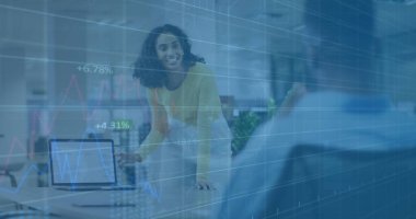 Ofisteki çeşitli iş adamlarıyla ilgili finansal veri işleme resmi. Küresel iş ve dijital arayüz kavramı dijital olarak oluşturulmuş görüntü.