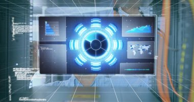 Sunucu odasında çalışan beyaz erkek mühendis üzerinden veri işleme arayüzü görüntüsü. Bilgisayar arayüzü ve iş veri depolama teknolojisi kavramı