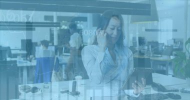 Ofisteki çeşitli iş adamlarıyla ilgili finansal veri işleme resmi. Küresel iş ve dijital arayüz kavramı dijital olarak oluşturulmuş görüntü.