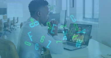 Bilgisayar kullanarak iş adamlarının üzerindeki simgelerle olan bağlantı ağının resmi. Küresel iş dünyası dijital arayüz teknolojisi ve dijital olarak oluşturulan ağ konsepti.